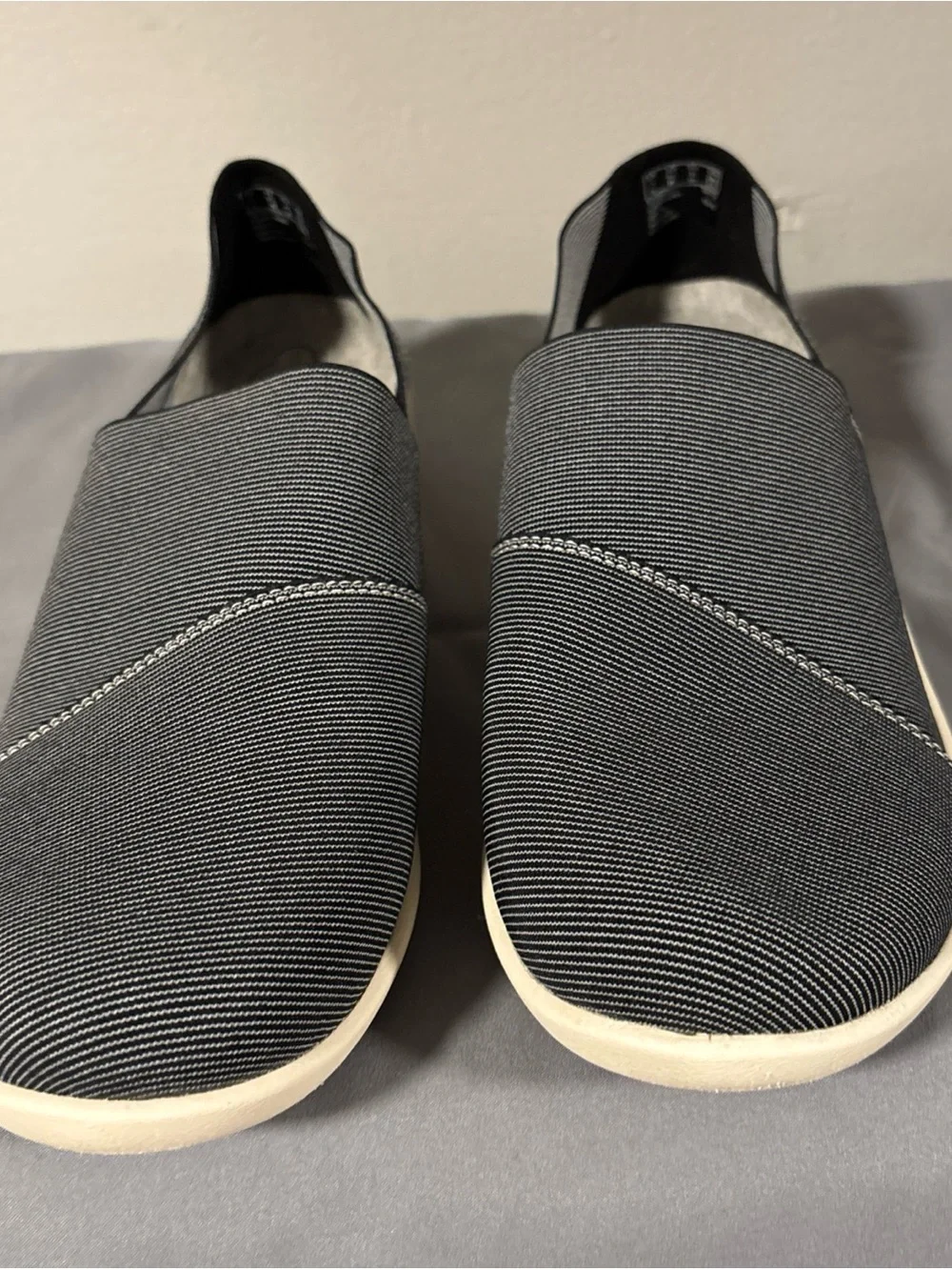 Cloudsteppers by Clarks woman’s 9.5W Slip-On Loafers in navy and White Sole